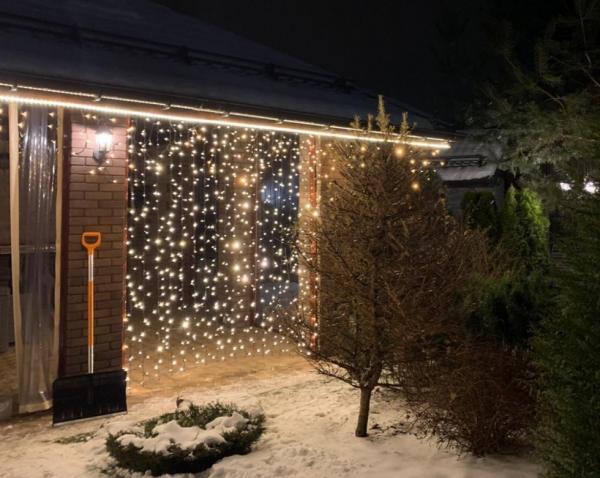 Новогоднее освещение домов, украшение дома к Новому году гирляндами, бахромой и неонов — фото 5